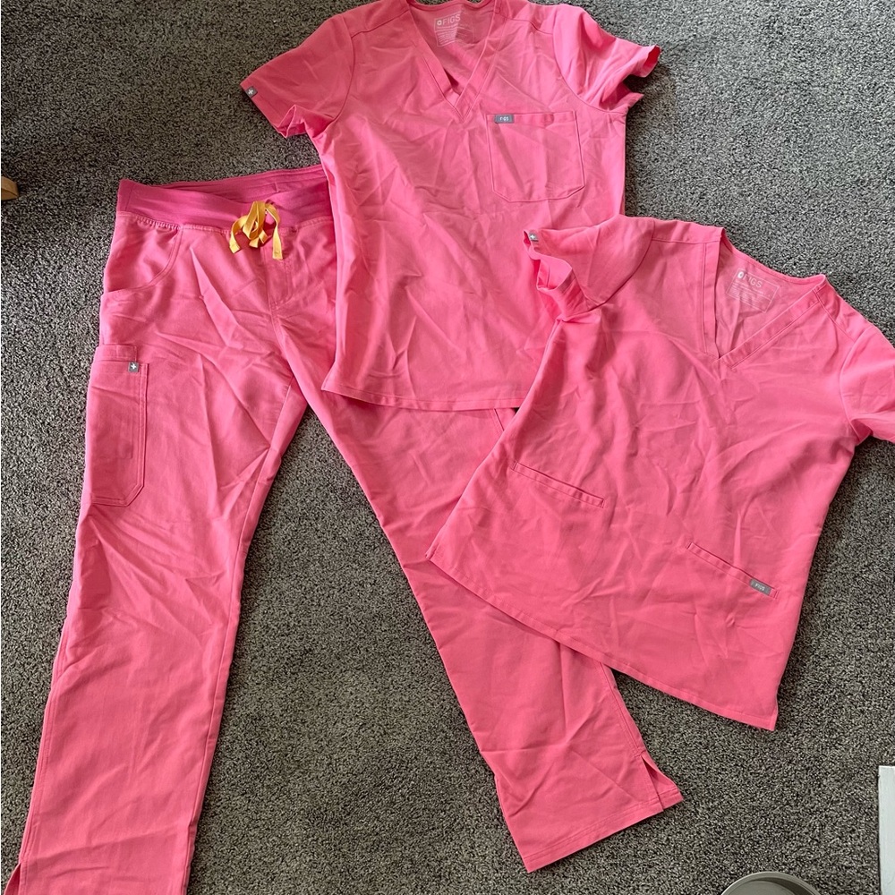 Figs Scrubs set: Shirts (both small) Pant (medium)
$60 for 2 items!!!